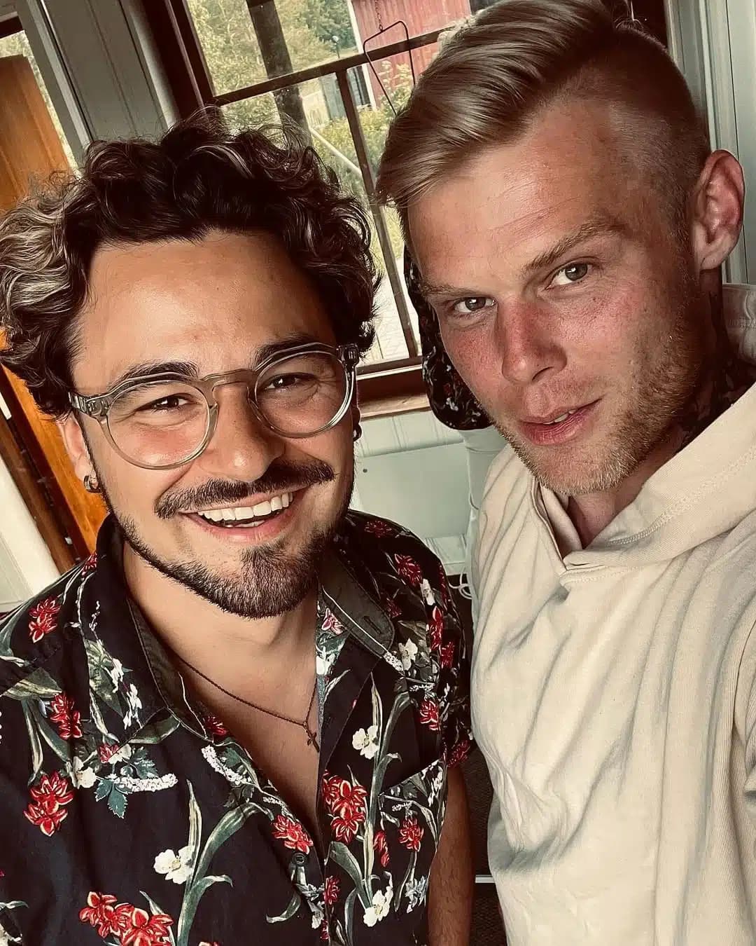 Kuka on Aki Samuli puoliso? Onko hän todella homo?