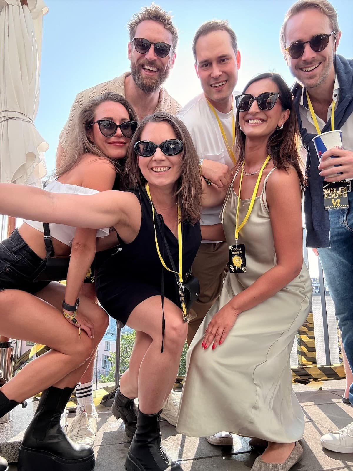 Oho katso! Sanna Marin meni villiksi Flow-festivaalilla pöytätanssin merkeissä