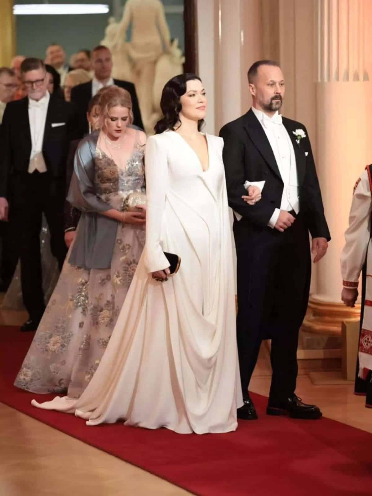 Jenni Vartiainen hurmasi Linnassa – julkkikset sekoavat