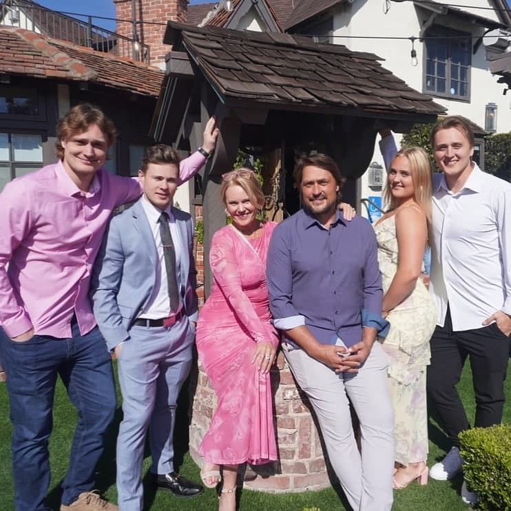 Sirpa Selänne julkaisi tekoälyn luoman kuvan koko perheestä