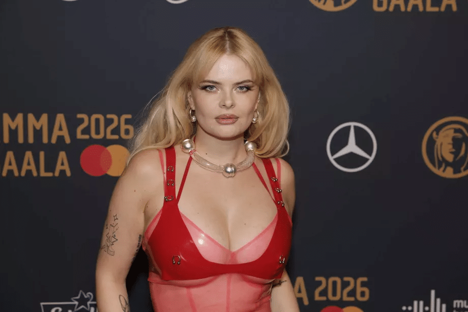 Erika Vikman punainen lateksiasu aiheutti suuren kohun – asussa oli nännilävistykset