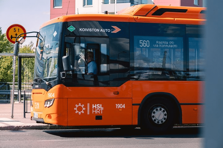 HSL-lippujen hinta nousee näin se vaikuttaa matkustajiin