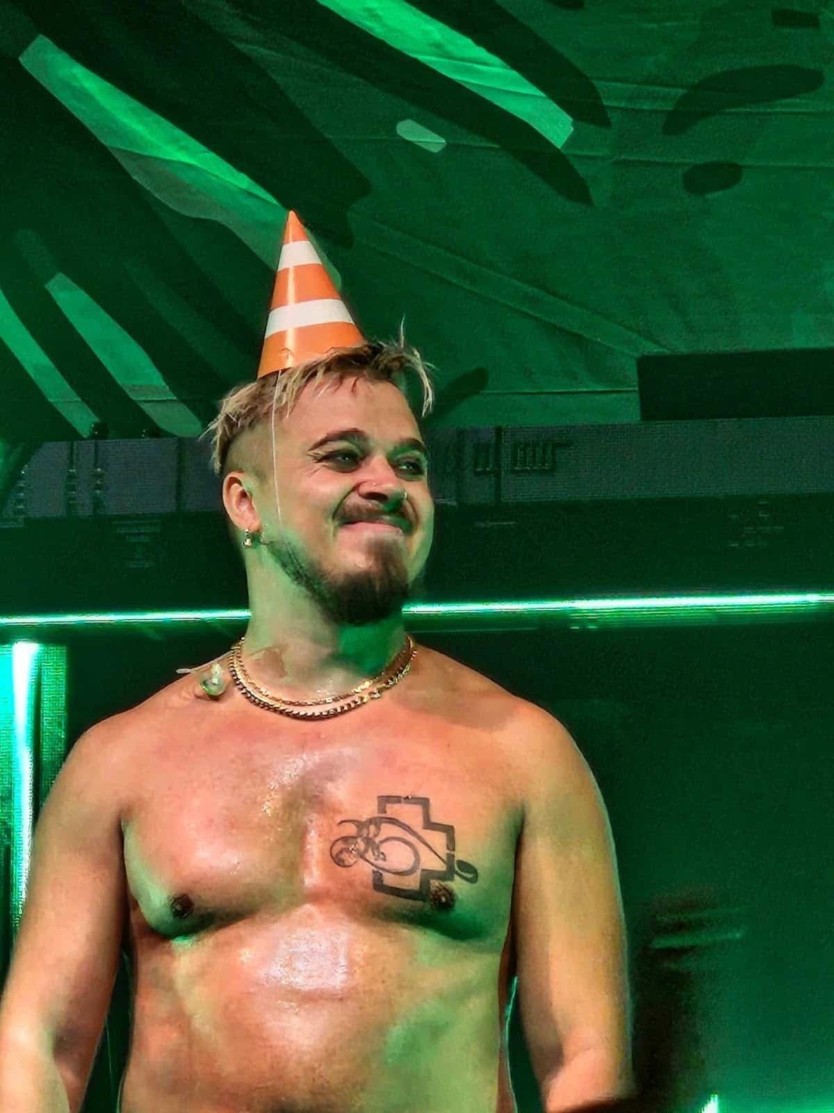 Käärijä 32 vuotta fanit ja Häärijä juhlivat somessa